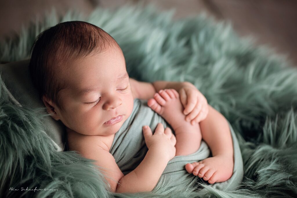 baby posing, newborn photography in Orlando, fl