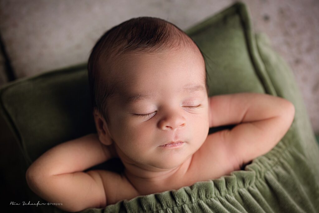 baby relaxing, orlando in home newborn session